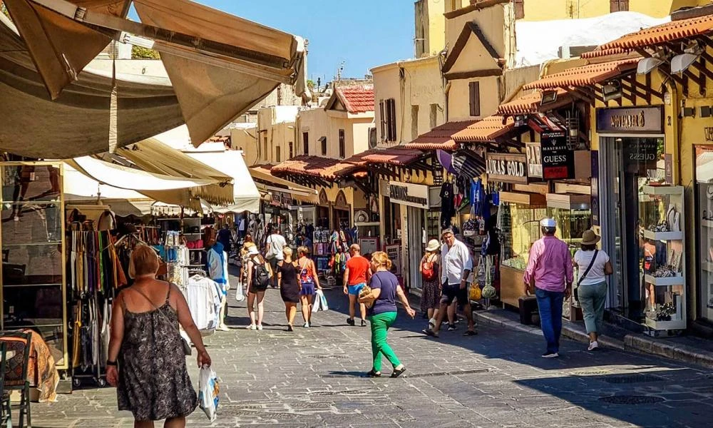 Ρόδος: Όσα περιγράφει ο δάσκαλος που ζούσε στο αυτοκίνητο λόγω υψηλών ενοικίων - Καταγγελίες για την έλλειψη στήριξης στους εκπαιδευτικούς